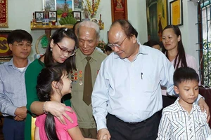 Thủ tướng viếng các liệt sĩ Trung đoàn Tây Tiến