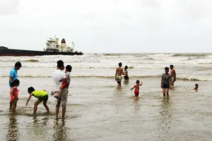 Bão vừa vào bờ, du khách vẫn liều mình tắm biển