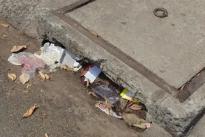 Xả rác xuống cống: Phạt đến 7 triệu chứ chẳng chơi!