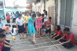 Đội Kim Đồng giúp trẻ thoát khỏi ‘điểm nóng’