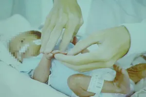 Mẹ ung thư quyết giữ con đến cùng 