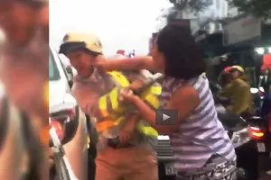 Công an xử lý người phụ nữ lăng mạ CSGT