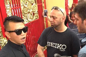 Màn PR của Flores và chuyện cả làng chạy theo ông Tây 