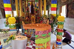 Độc đáo cặp đèn cầy nặng hơn 2 tấn ở Sóc Trăng