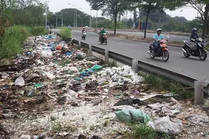 Nhận đổ rác thuê rồi trút bừa trong khu dân cư 