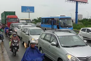 Kẹt xe trên cao tốc, lan từ TP.HCM đến Đồng Nai