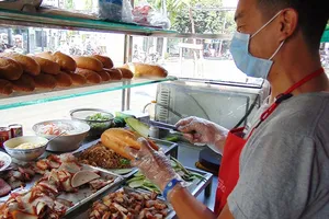 Bán bánh mì, trà đá: Phạt một lần, tởn đến già