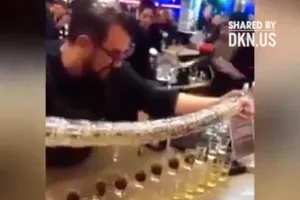 Khi nhân viên pha chế làm 'xiếc'