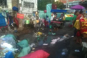 Ăn và sống chung với rác bẩn