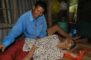 Người con điên nuôi mẹ già 90 tuổi...