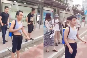 Chàng trai đeo vòi sen ra đường để vừa đi vừa tắm