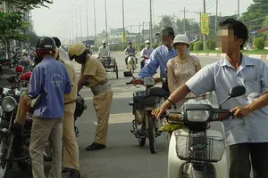 Dắt xe qua chốt CSGT và tâm thế kẻ nô dịch