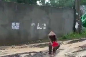 Chủ tịch phường lý giải chuyện cụ bà đội mưa ‘vá đường’