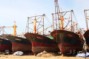Buộc thay vỏ tàu thép cho ngư dân Bình Định