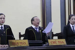 Cùng là quan tòa, người mặc áo choàng, người không