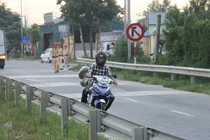 Xe máy đua cùng tử thần trên cao tốc