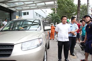 Ông Hải xuống đường, lập biên bản bãi xe gần UBND Q.1