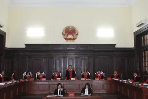 Tại sao Hội thẩm không được mặc áo choàng?