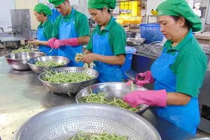 Cần chế tài DN thiếu quan tâm bữa ăn công nhân