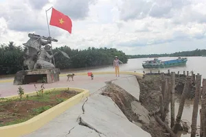 Tượng đài đang xây có nguy cơ đổ sụp xuống sông 