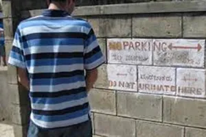 Tiểu bậy 1 lần bị phạt đến 3 triệu đồng