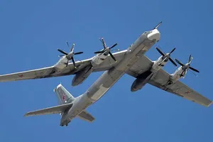 Máy bay Nhật-Hàn bám sát oanh tạc cơ Nga