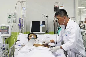 Bác sĩ ‘đánh cược’ cứu bệnh nhân nghèo 