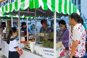 Phố hàng rong hút khách ngày khai trương