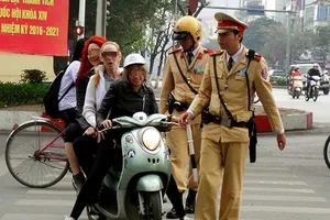 Người nước ngoài đủ trò đối phó CSGT 