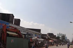 TP.HCM xem xét cấp phép cho nhà trên cống