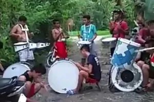 Nhóm nhạc nghiệp dư chơi trống 'bá đạo'