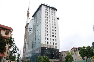 Chủ đầu tư phản ứng việc cắt ngọn nhà 8B Lê Trực