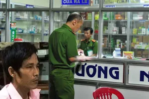 Đâm người tại chợ, đến tiệm thuốc ở Vĩnh Cửu giết người