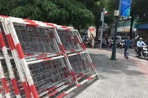 Nhiều khung kẽm gai ngay sát cổng trường tiểu học