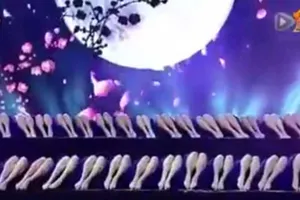 Màn múa chân đồng đều đến kinh ngạc