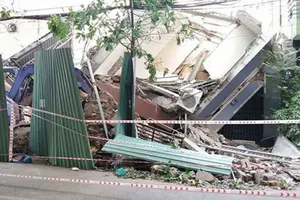 2 nhà cao tầng đổ sập: Thoát chết nhờ hàng xóm tốt bụng