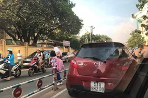 Người lớn dễ dãi trước mặt trẻ con