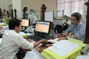 Công chức không được mặc áo thun đi làm