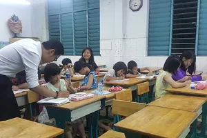 Hot boy 9x theo mẹ dạy lớp phổ cập