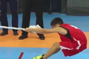 Cậu bé 'không bỏ cuộc' khi thi đấu kéo co