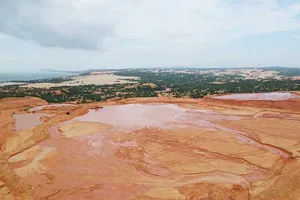 Những hồ bùn đỏ khổng lồ chực chờ gây họa