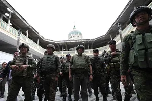 Ông Duterte mặc quân phục, đi giày vào nhà thờ hồi giáo