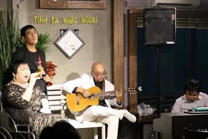 Hát tình ca mua xe ba bánh giúp người khuyết tật