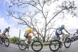 Thế chân kiềng và số phận chiếc áo vàng