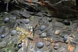 Vách đá kỳ lạ có khả năng ‘đẻ trứng’