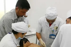 Cấy chỉ, châm cứu: ‘Cứu tinh’ điều trị trẻ tự kỷ