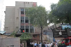 Khẩn cấp tháo dỡ chung cư sắp sập ngay giữa quận 1