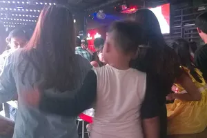Choáng vì cho trẻ em vào bar để… vui chơi 