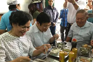 Ông Trương Tấn Sang ở quán cơm Nụ Cười