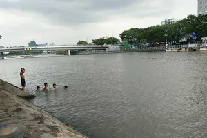 Nhóm trẻ nhỏ giỡn mặt hà bá giữa đô thị